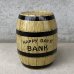 画像1: VINTAGE ANTIQUE HAPPY DAYS BANK J.CHEIN Co. PIGGY BANK BARREL ヴィンテージ アンティーク コインバンク 貯金箱 / コレクタブル オブジェ ティン 樽 雑貨 アメリカ (2) (1)